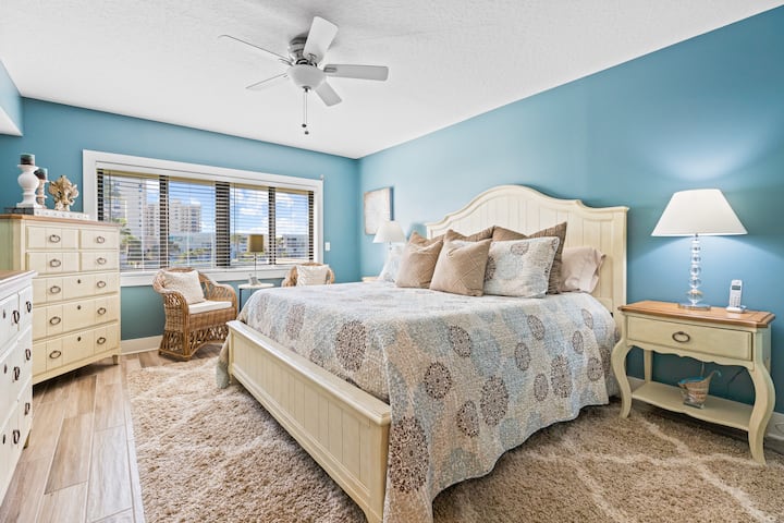 Manželská posteľ, stropný ventilátor a dostatok úložného priestoru na oblečenie. 