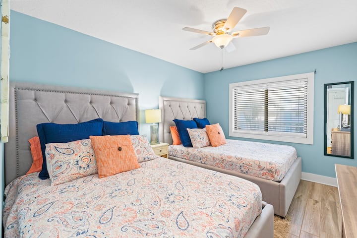 2 manželské postele a stropný ventilátor. V prípade potreby máme v skrini aj ďalší vežový ventilátor. 