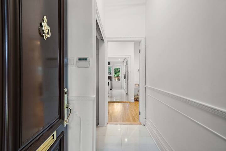 Montreal Luxurious Hose Big Terrace|Sleep16|3bath gallery image 3