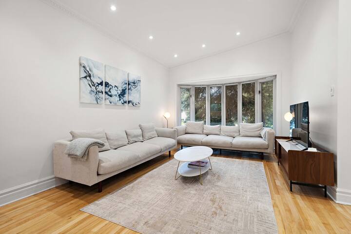 Montreal Luxurious Hose Big Terrace|Sleep16|3bath gallery image 4