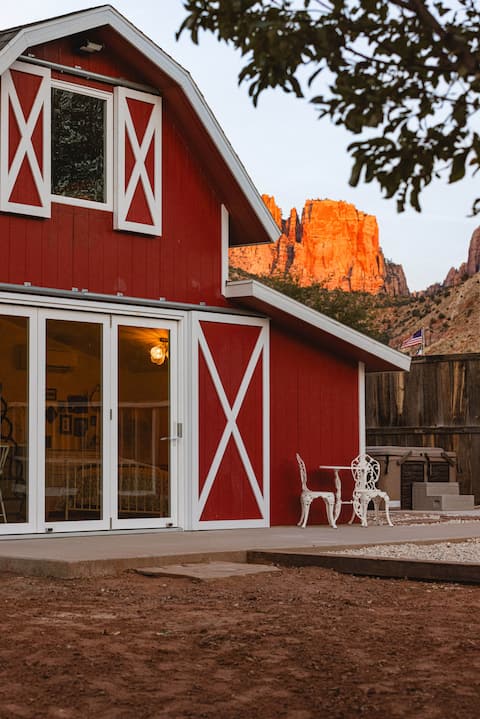 Canyon View Farmstay: Mini Cows! Hot Tub & Sauna