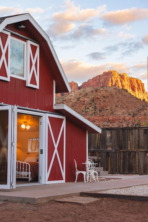 Canyon View Farmstay: Mini Cows! Hot Tub & Sauna