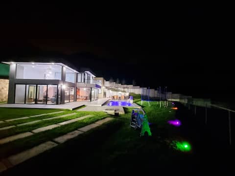 Villa Marce - Beautiful/Modern for 18 pet friendly