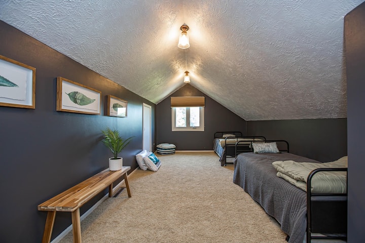 ห้องนอนนี้มีเตียงเดี่ยวมาตรฐาน 2 เตียงและเตียงแบบดึงออกใต้เตียงเพื่อให้มีพื้นที่นอนทั้งหมด 3 ห้อง!