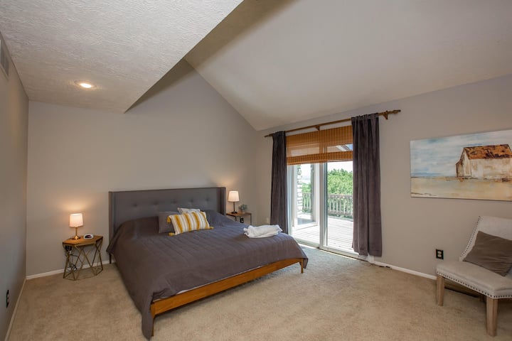 เดินตามทางเดินไปทางซ้ายมือคุณจะมีห้องนอนแรกซึ่งเป็นห้องนอนใหญ่ มีเตียงคิงไซส์ที่สะดวกสบายพร้อมพื้นที่มากมายให้ผ่อนคลายและกระจายตัว