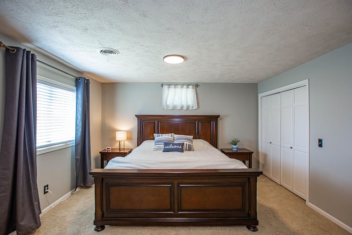 อีกรูปหนึ่งของเตียงคิงไซส์ขนาดใหญ่ของเราและแสดงตู้เสื้อผ้าที่มีพื้นที่เพียงพอสำหรับแขวนเสื้อผ้าทั้งหมดที่คุณต้องการ!