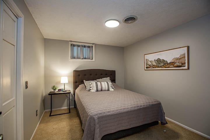 ห้องนอนที่ 4 และห้องสุดท้ายของเราอยู่ตรงข้ามห้องโถง ห้องนี้มีขนาดเล็กกว่าเล็กน้อยแต่ยังคงมีเตียงขนาดใหญ่พร้อมพื้นที่เพียงพอสำหรับนอน 2 คน