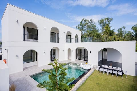 Villa White Rock, Ban amphur