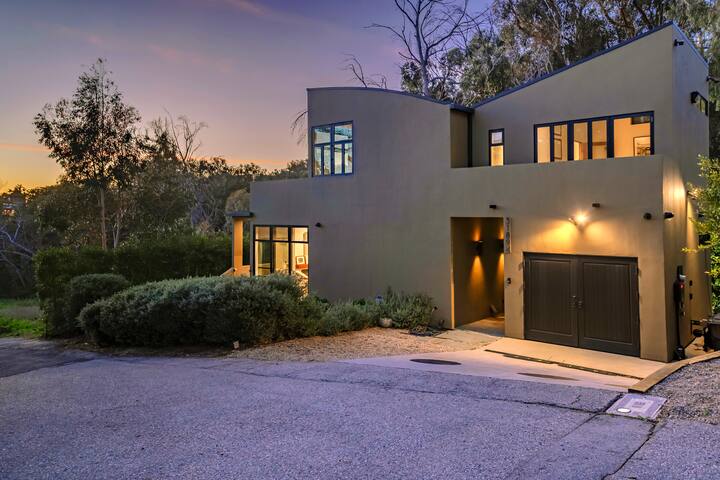 Private Malibu Escape: Walk to Secluded Beach gallery image 5