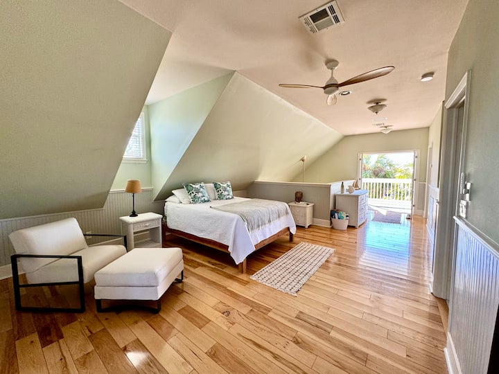 Na katu je spavaća soba s bračnim krevetom i vanjskim balkonima na istočnoj i zapadnoj strani sobe. Uključena je kvalitetna pamučna posteljina i pokrivači