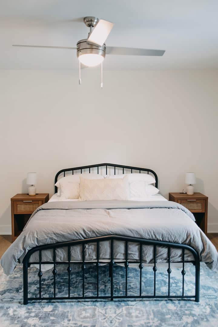 Კეთილი იყოს თქვენი მობრძანება მესამე საძინებელში, ფართო და ელეგანტურად დანიშნულ განმარტოებაში. Ამ ნომერში არის ლუქს-კლასის საწოლი, რომელიც იდეალურია ხანგრძლივი დღის შემდეგ ჩაძირვისთვის.