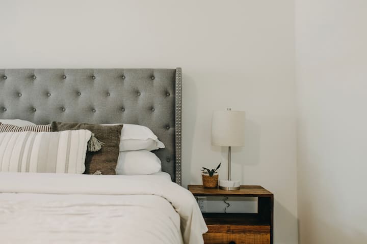 Დატკბით თქვენი საყვარელი გადაცემებით ბრტყელეკრანიან ტელევიზორში, ან ისიამოვნეთ დიდი შესასვლელი კარადის კომფორტით, რომ სტუმრობისას საკმარისი სათავსოები გქონდეთ. Ელეგანტური კომოდი გთავაზობთ დამატებით სათავსოებს, რაც გაგიმარტივებთ დაბინავებას და თავს ისე იგრძნობს, როგორც საკუთარ სახლში.