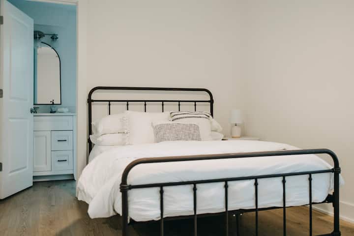 Შეაბიჯეთ მყუდრო მეორე საძინებელში, კარგად მოფიქრებული დიზაინის სივრცეში, რომელიც უზრუნველყოფს როგორც კომფორტს, ისე ფუნქციონირებას. Ნომერში არის კომფორტული სრული ზომის საწოლი, რომელიც იდეალურია მშვიდი ძილისთვის.