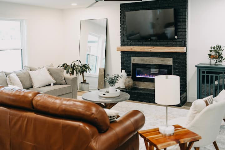 Კეთილი იყოს თქვენი მობრძანება მყუდრო და მიმზიდველ მისაღებ ოთახში, სადაც თანამედროვე კომფორტი ხიბლავს ფერმერულ ხიბლს. Დაისვენეთ პლუშის დივანზე და დატკბით გლუვი ელექტრო ბუხრის სითბოთი, რომელიც იდეალურია განტვირთვისთვის ერთი დღის შემდეგ.