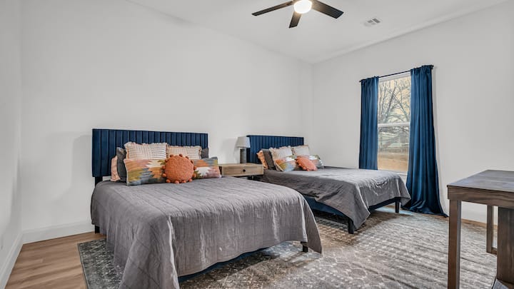 Chumba cha kulala chenye vitanda 2 vya ukubwa wa malkia