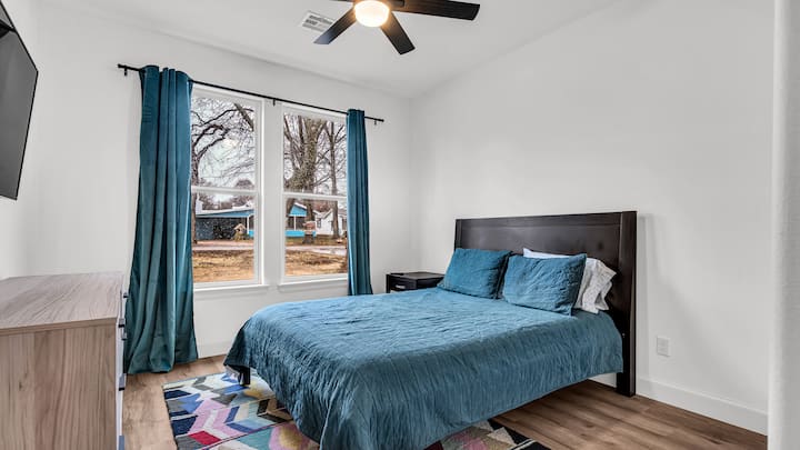 Chumba cha kulala kilicho na kitanda cha ukubwa wa malkia