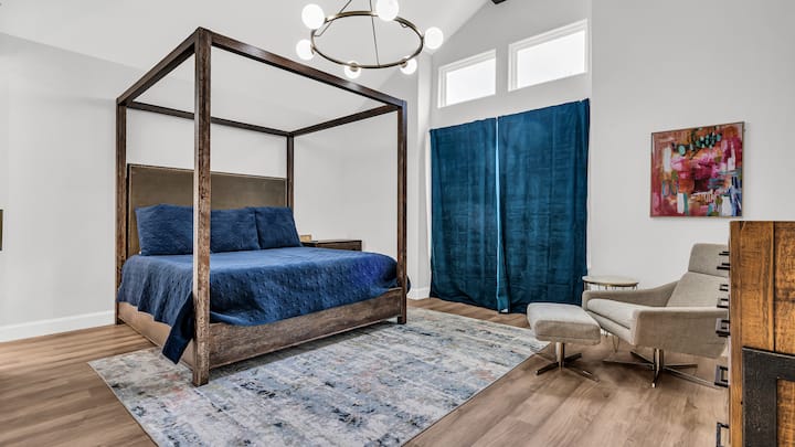 Chumba cha kulala cha msingi kilicho na kitanda cha ukubwa wa King