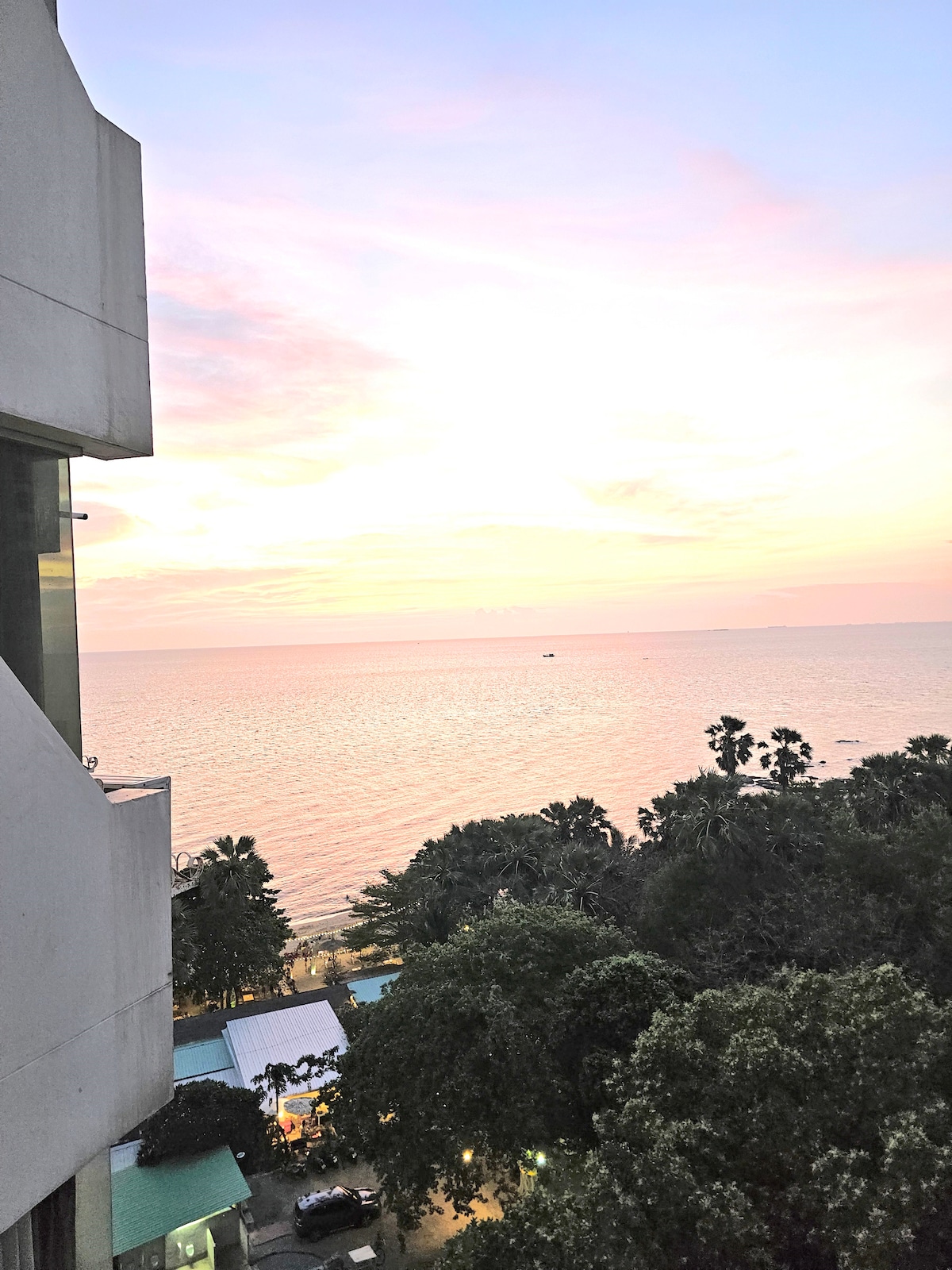 Vista al mar desde las ventanas de la habitación