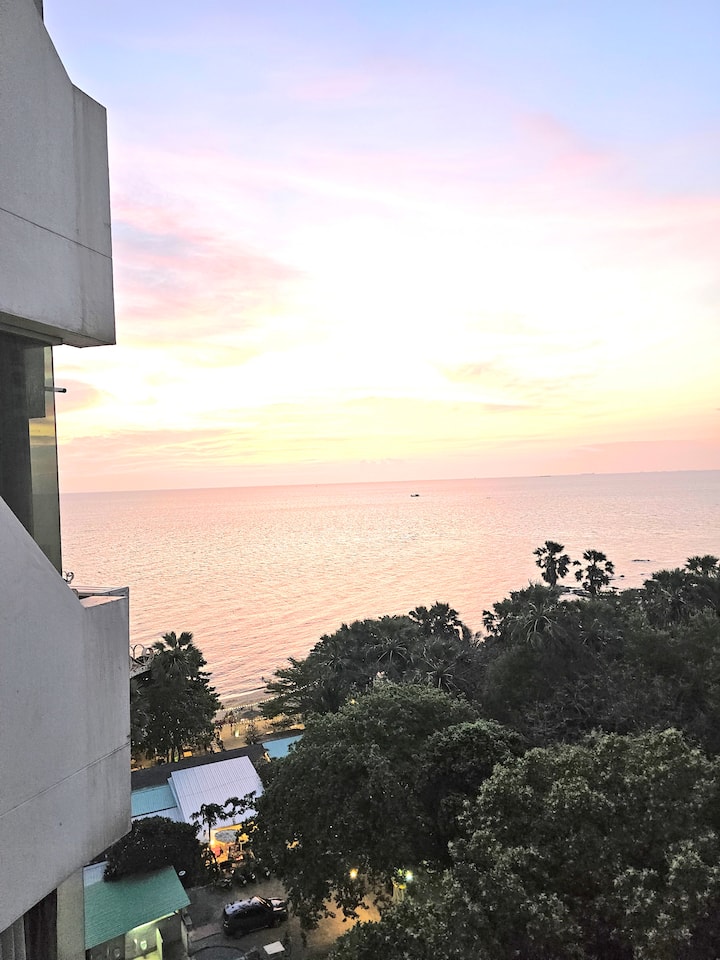 Mwonekano wa bahari kutoka kwenye madirisha ya chumba cha kulala