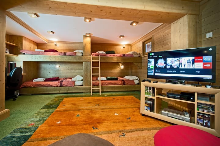 Soba za igru s četiri kreveta za odrasle i vlastitom tuš-kabinom