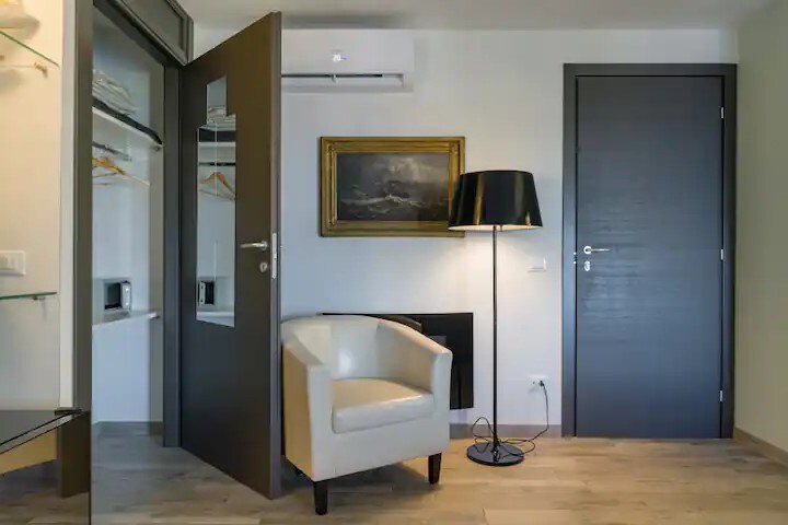 Annuncio Airbnb popolare: "Ora" Suite: a unique glimpse of Lake Garda! a Peschiera Del Garda