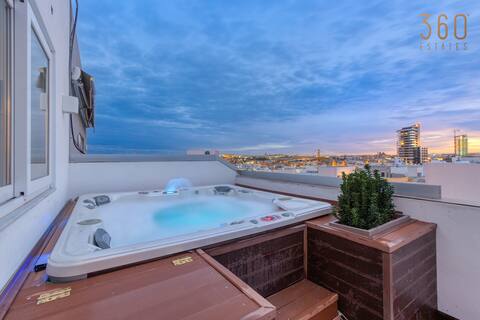 Beautiful 3BR Triplex penthouse with Hot-Tub
