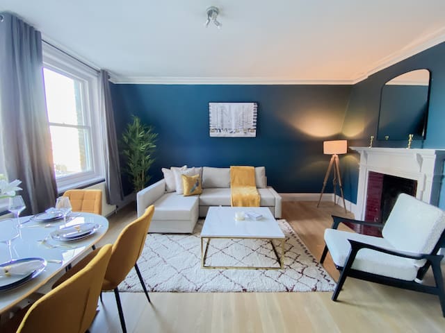 Stylish 2 bed apartment in superb location