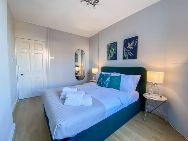 Stylish 2 bed apartment in superb location gallery image 4