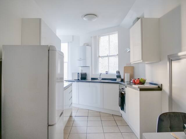 Stylish 2 bed apartment in superb location gallery image 3