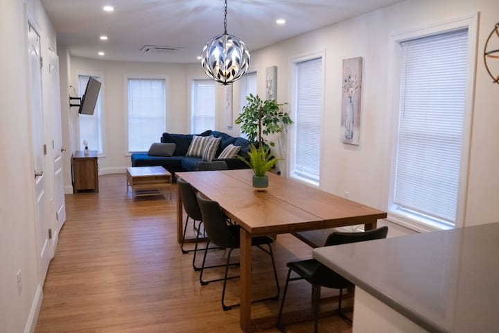 4-bed / 2-bath Modern Condo Minutes from Downtown