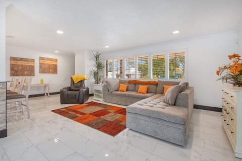 Beach 7 mi/pool/fenced/space/sleeps10/ BBQ/trailer