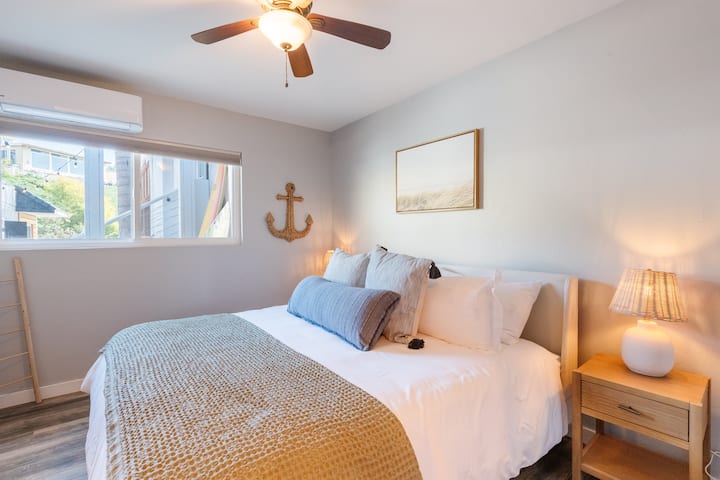 Krásna spálňa tri je plná luxusnej manželskej postele King.