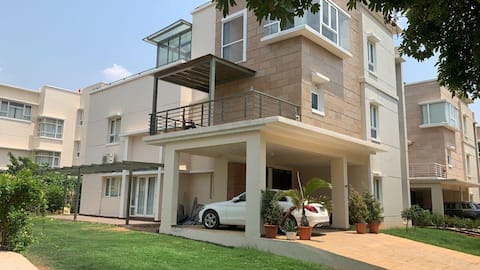 Elegant Villa Near Airport with Luxury Amenities