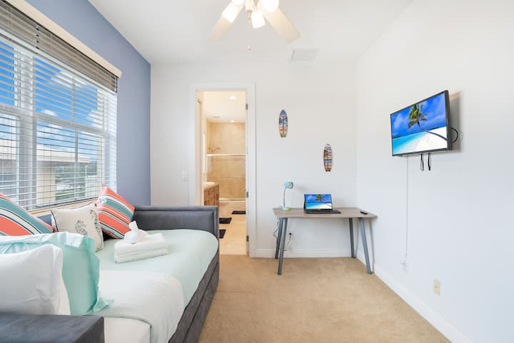 Spálňa pre 1. hosťa má dvojitú pohovku, manželskú posteľ a 32-palcovú TV.