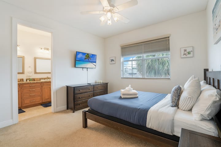 Spálňa pre 2. hosťa má manželskú posteľ a 43-palcovú TV.