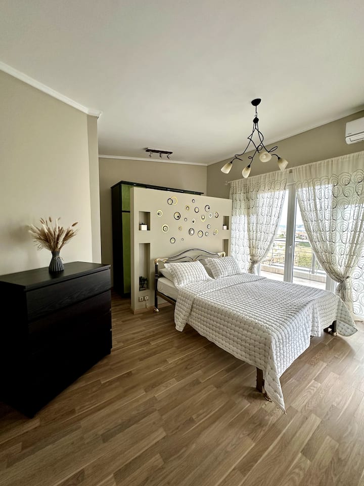 Glavna spavaća soba ima bračni krevet, crteže i ormar. S klima-uređajem, TV-om i svim balkonskim vratima opremljenim mrežama protiv komaraca. Spavaća soba ima dva balkona s prekrasnim panoramskim pogledom na selo itd.