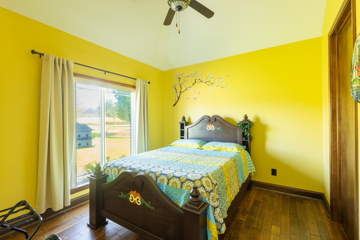 В тази стая ще намерите ръчно изработено пълноразмерно легло с две поставки за багаж за ваше удобство. Самостоятелна врата към банята на Джак и Джил.