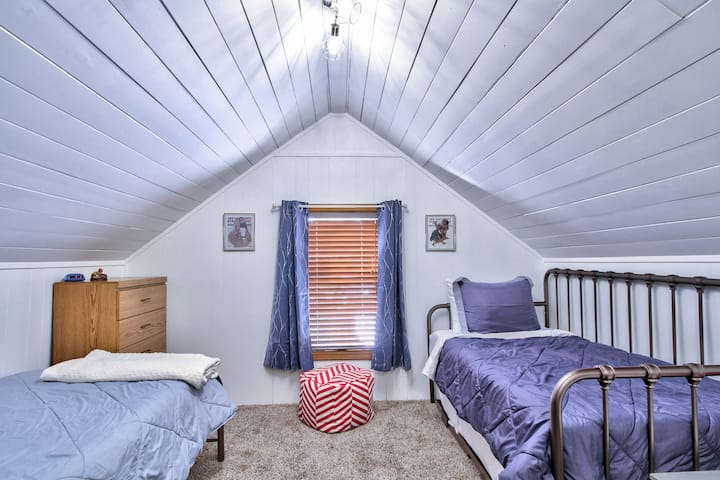 في الطابق العلوي، تحتوي غرفة الأطفال على سريرين متماثلين بالإضافة إلى سرير متحرك. سيستمتع الأطفال الصغار كثيرًا!