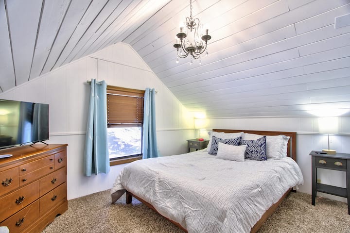 تتميز غرفة النوم الكبيرة في الطابق العلوي بأجواء ريفية أنيقة مع ثريا وسرير كبير مع مرتبة من الإسفنج المرن وتلفزيون ذكي جاهز لبث جميع عروضك المفضلة. 