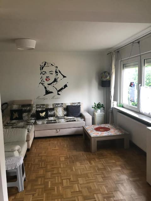 Leistungsstarkes Airbnb: 2 Zi.-Whg nah Airport-Düsseldorf in Unterrath