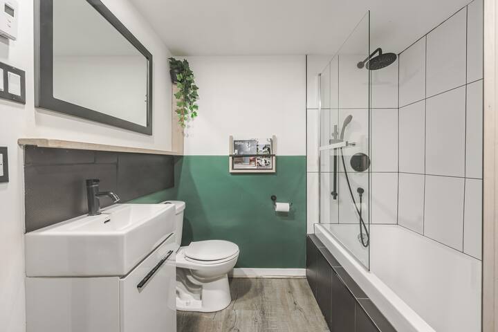 Loft with Mezzanine + Catamaran Net & Free Parking gallery image 5