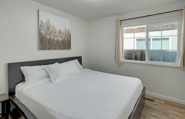 chumba cha kulala kilicho na kitanda cha kifalme, kinachofaa kwa usingizi mzuri wa usiku.