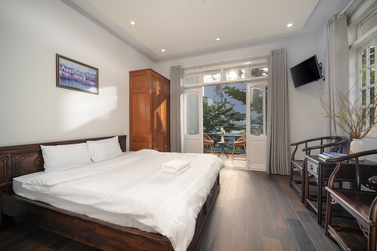 二楼卧室，阳台非常大