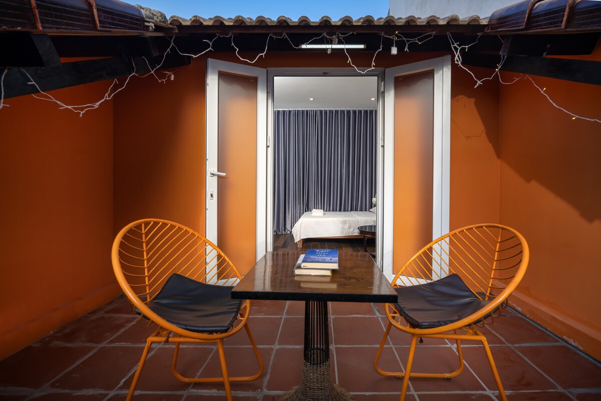 三楼卧室前有阳台