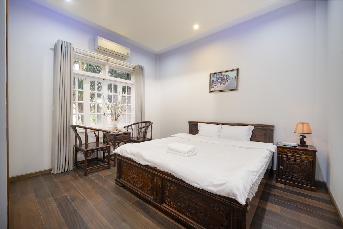 卧室在二楼后面