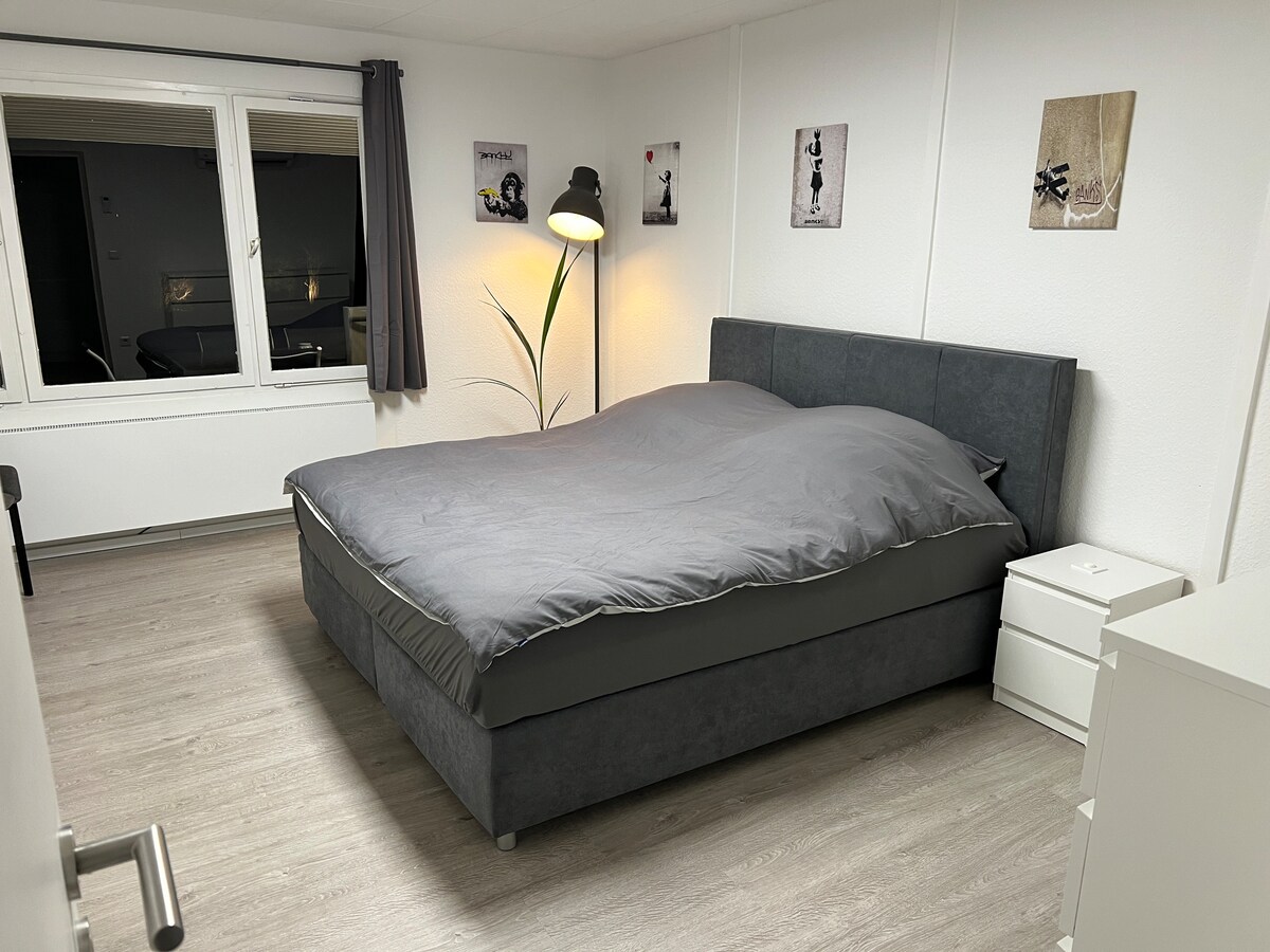 חדר שינה עם מיטת אביב בגודל 180x200 ס"מ