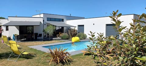Contemporary 170 m2 villa with pool.