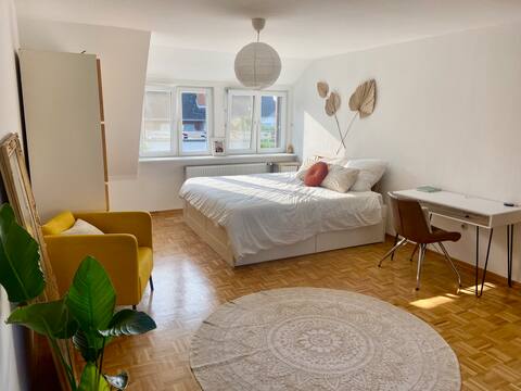 Bright, cozy Apartment - Trade Show Guests