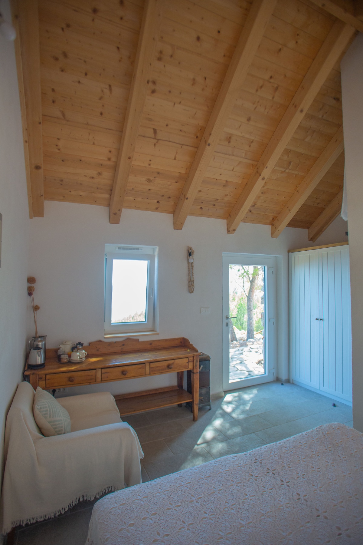 בנוסף למטבח המלא בדירה C, בכל החדרים יש מיני מקרר, מתקנים להכנת תה וקפה. 