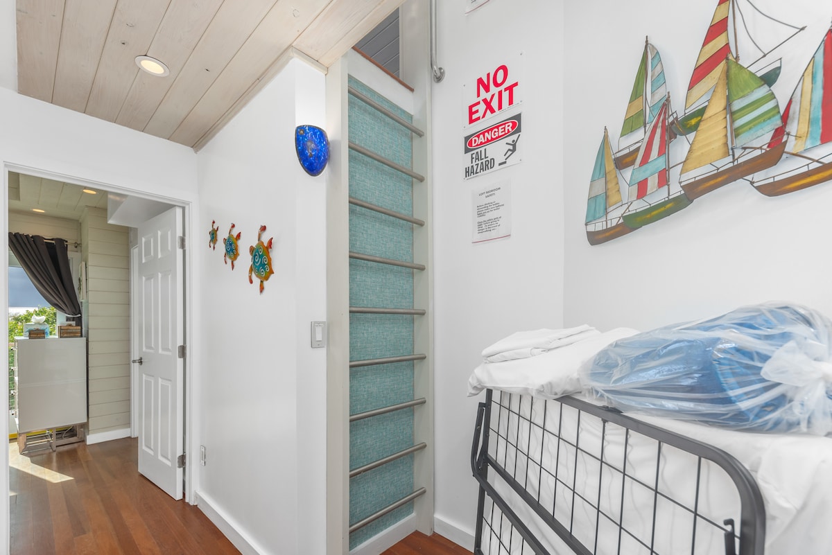 楼梯到阁楼2号卧室位于楼上，配备全尺寸沙发床